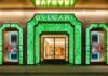 Переработанные бутылки стали частью роскошного фасада магазина Bvlgari