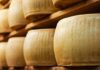 Итальянские сыроделы прочипируют головки пармезана как домашних питомцев