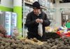Нищих россиян будут кормить подпорченными продуктами: власти приготовили новый закон