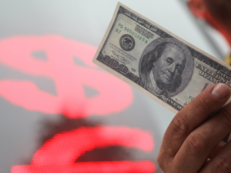 От 110 до 120 за доллар: эксперт рассказал, как отразится на экономике РФ новый антирекорд рубля