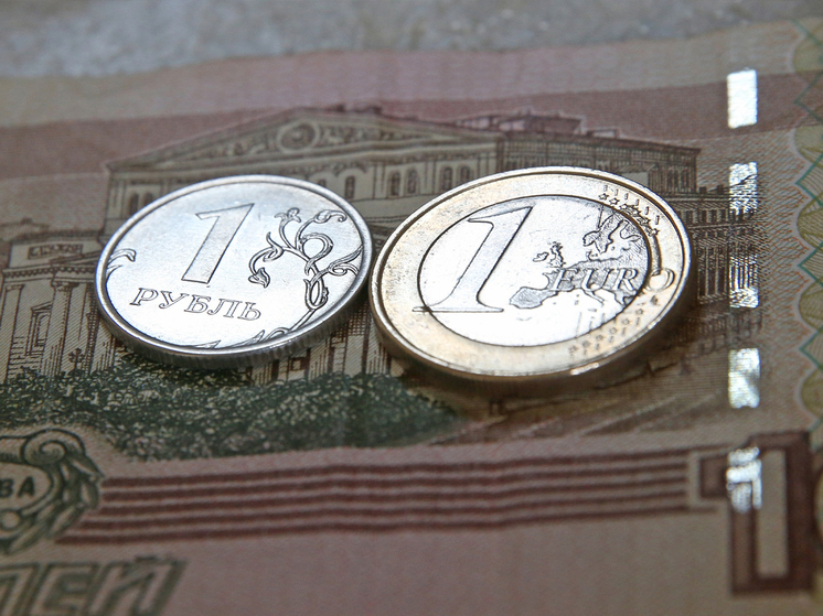 Эксперты спрогнозировали мягкую девальвацию рубля в 2025 году