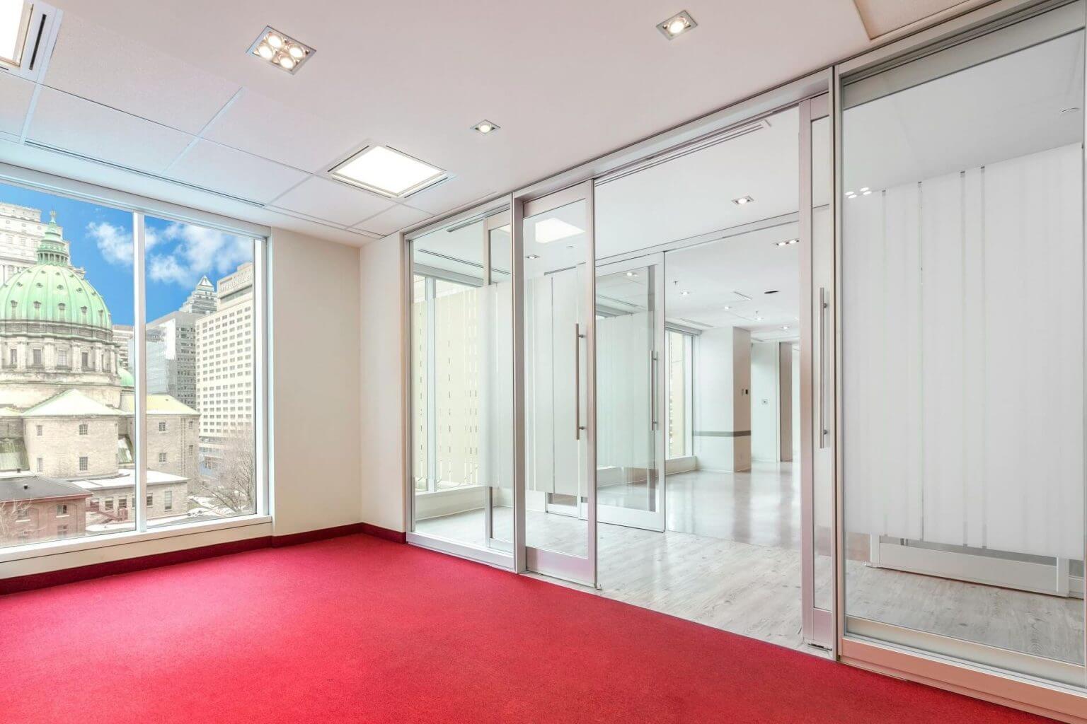 Зеркало с подсветкой и стеклянные офисные перегородки под заказ