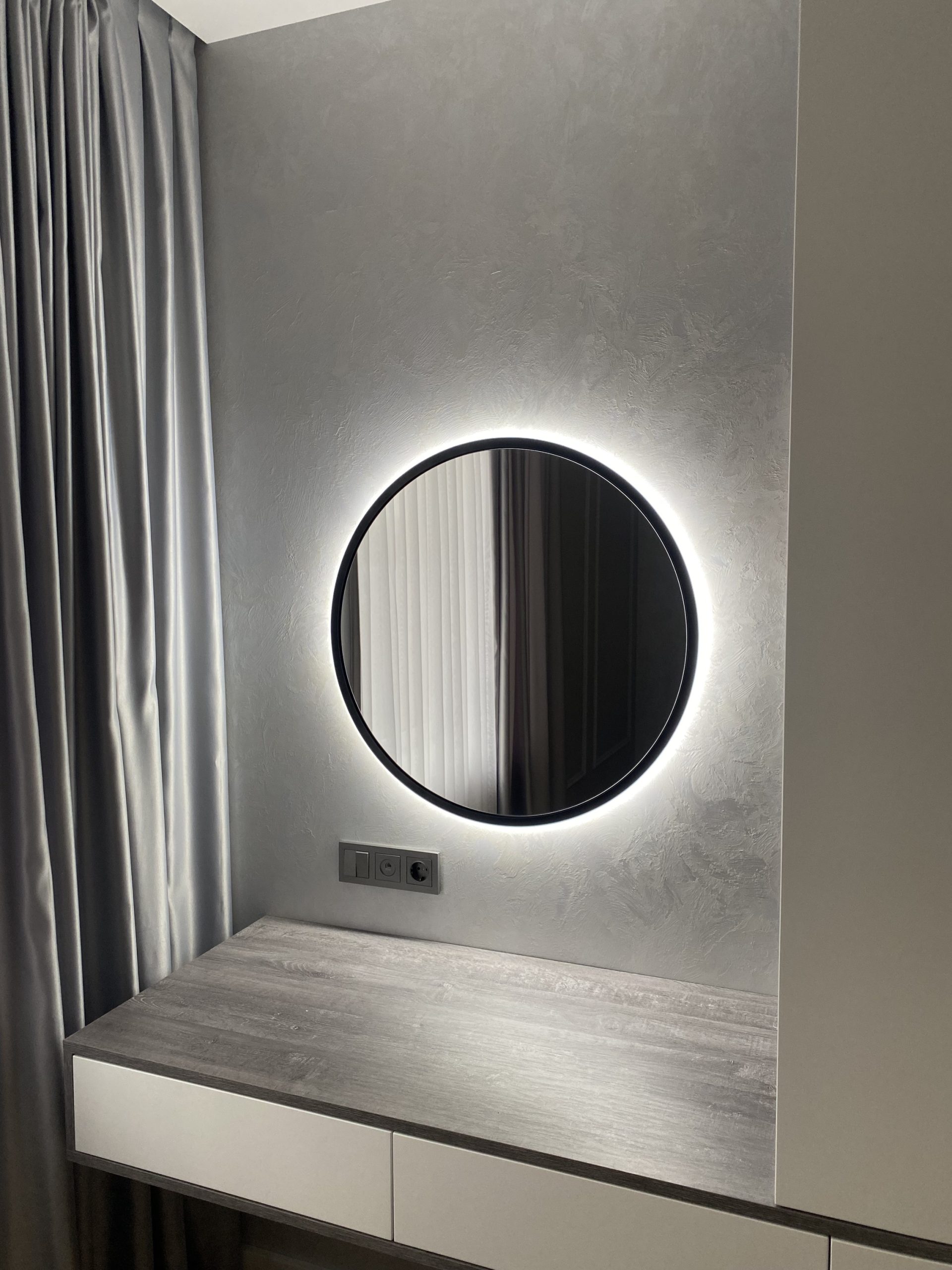 Зеркало с подсветкой и стеклянные офисные перегородки под заказ