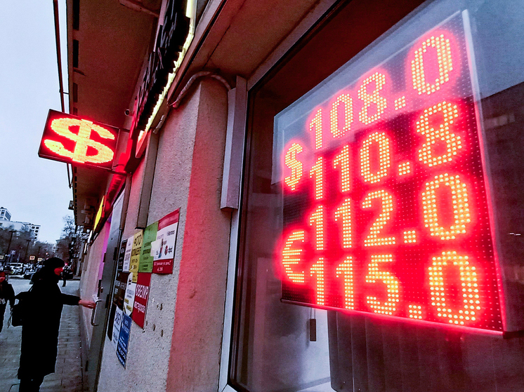 Аналитик Разуваев: &laquo;Доллар выше ста рублей &mdash; это нормальная история&raquo;