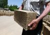 Житель небольшого киргизского села научился делать эко-кирпичи из рисовых отходов