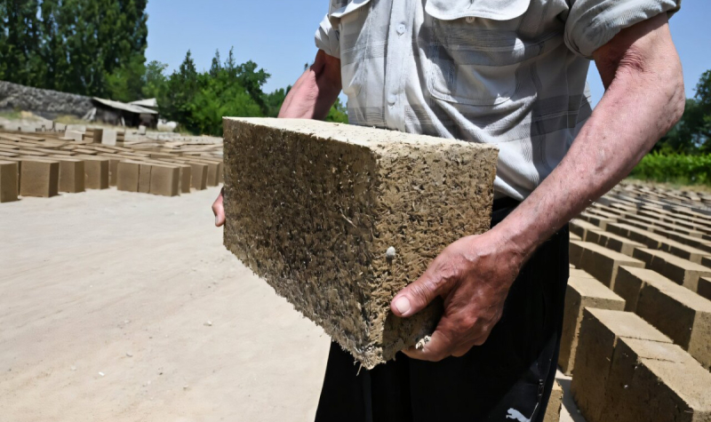 Житель небольшого киргизского села научился делать эко-кирпичи из рисовых отходов