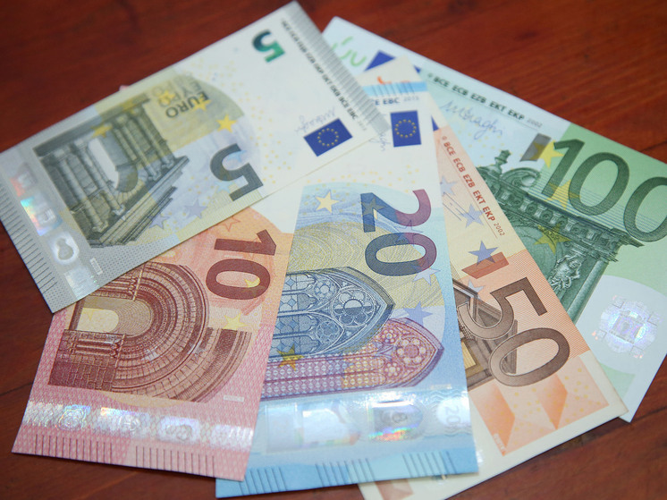 Названы причины, по которым рубль слабеет к евро, укрепляясь к доллару