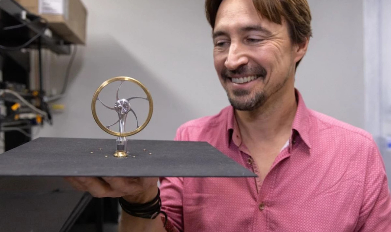 Простой и эффективный микродвигатель добывает энергию из ночного неба 