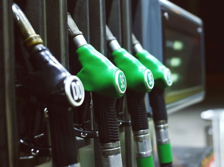 Топливное чудо: бензин на бирже дешевеет, а на заправках растет