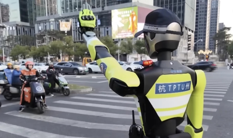 На крупном перекрестке в Ханчжоу отныне работает робот-полицейский 