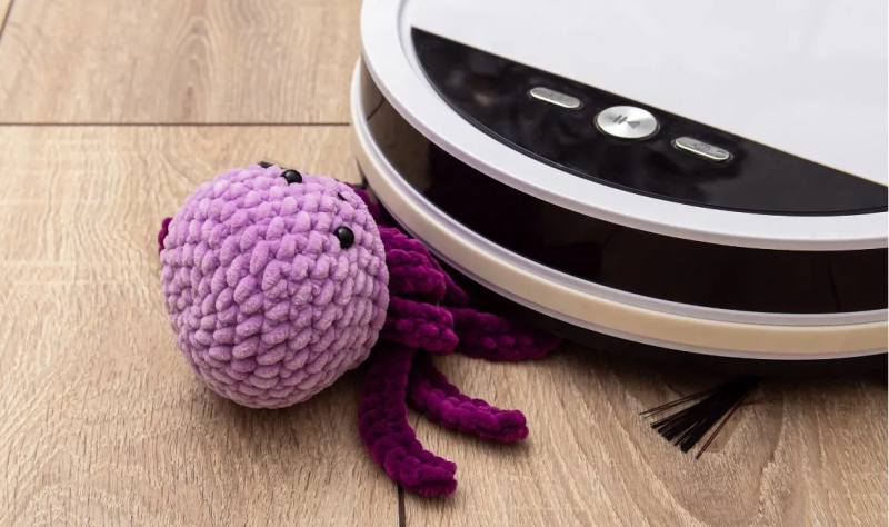 Любознательный инженер случайно возглавил целую армию роботов-пылесосов