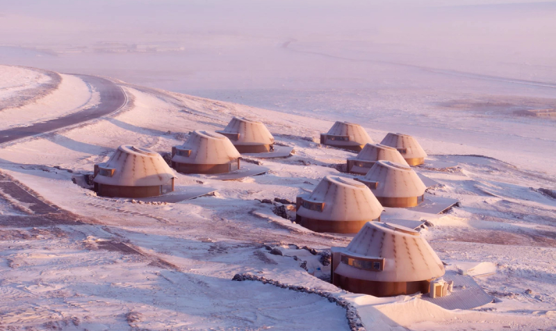 На древнем вулкане во Внутренней Монголии построили один из самых необычных отелей мира 