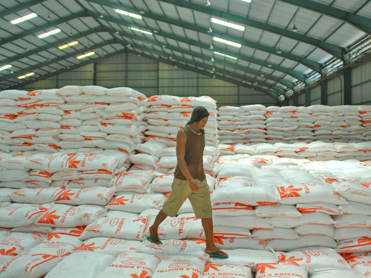 Не только бензин: 5 неожиданных товаров, которые могут подорожать из-за войны на Ближнем Востоке (кроме яиц)