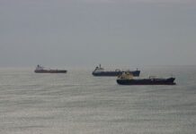 Ормузский фактор и нефтяные качели: Вашингтон снял санкции с части российской нефти